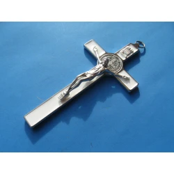 Krzyż metalowy z medalem Św.Benedykta 19,5 cm.Wersja Lux biały